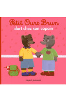 Petit ours brun dort chez un copain