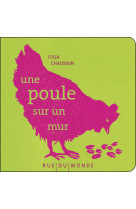Une poule sur un mur