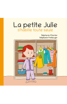 La petite julie s'habille toute seule